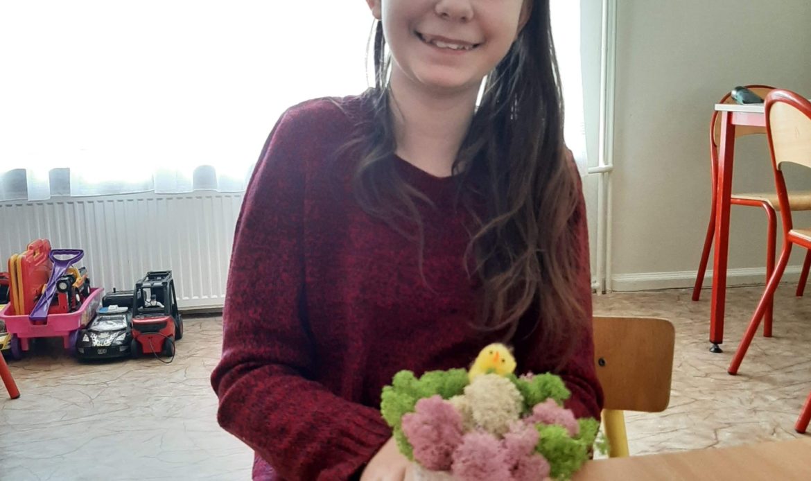 dziewczynka prezentuje wykonaną pracę, chrobotek