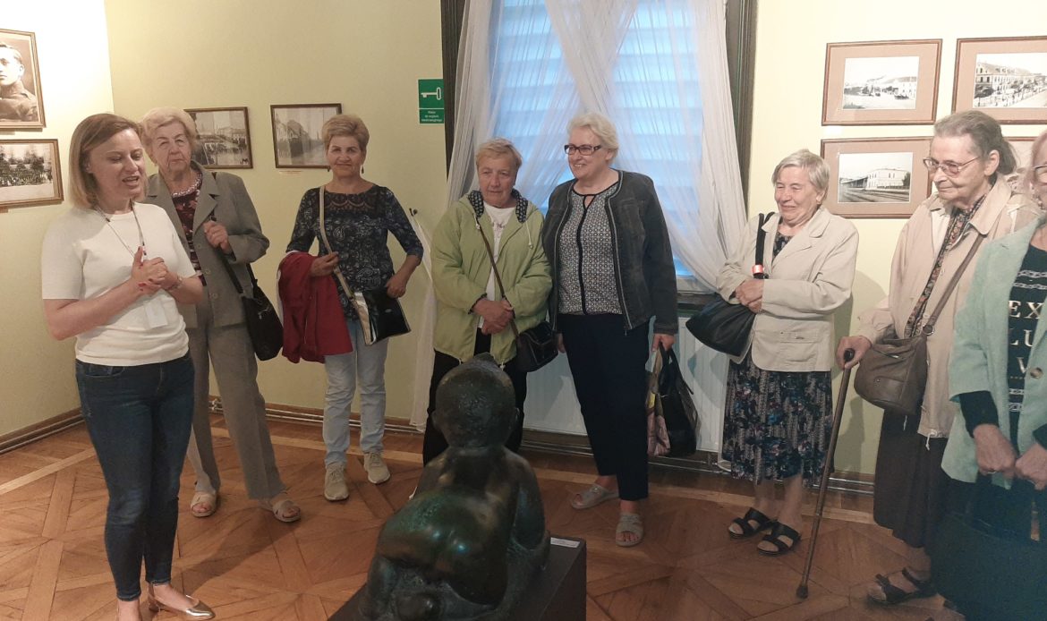 Podopieczni słuchają opowieści o Alfonsie Karnym