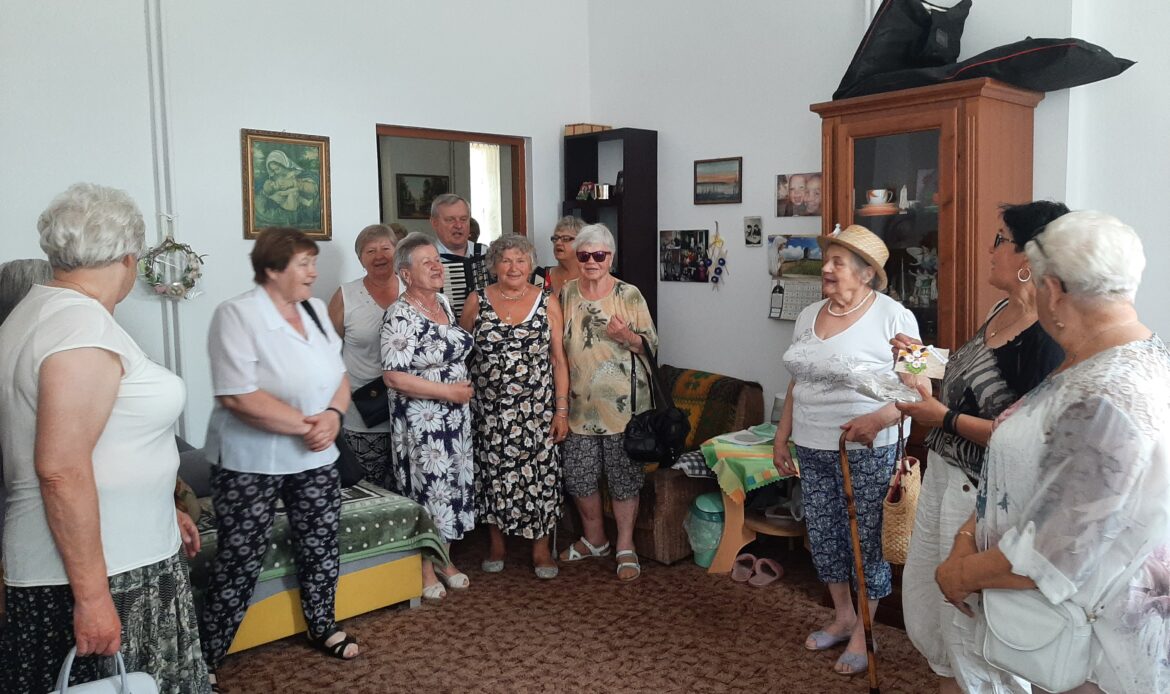 Dorośli śpiewają sto lat