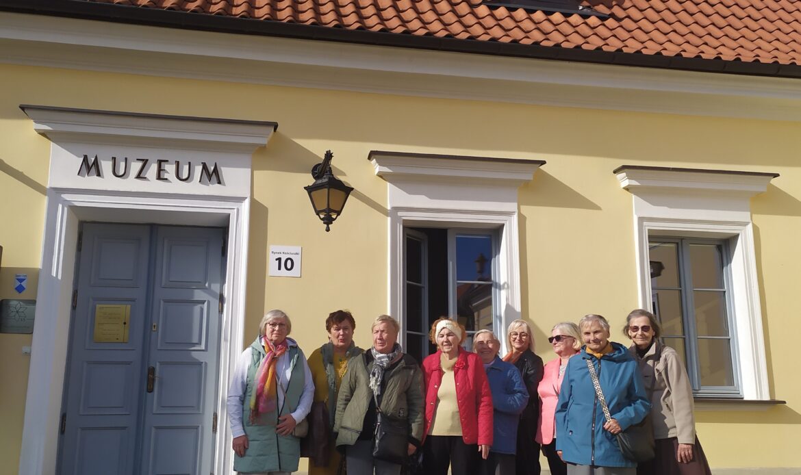 Grupa seniorów przed Ratuszem, gdzie mieści się siedziba Muzeum Podlaskiego w Białymstoku