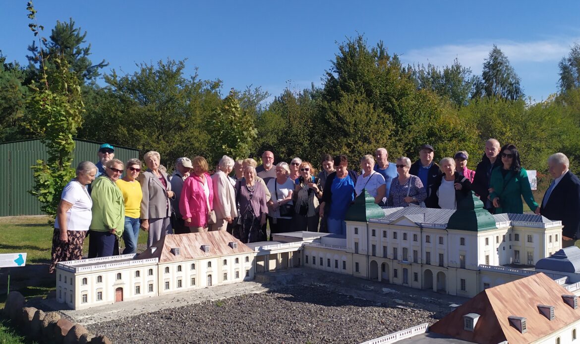Grupa seniorów za miniaturą Pałacu Branickich w Białymstoku