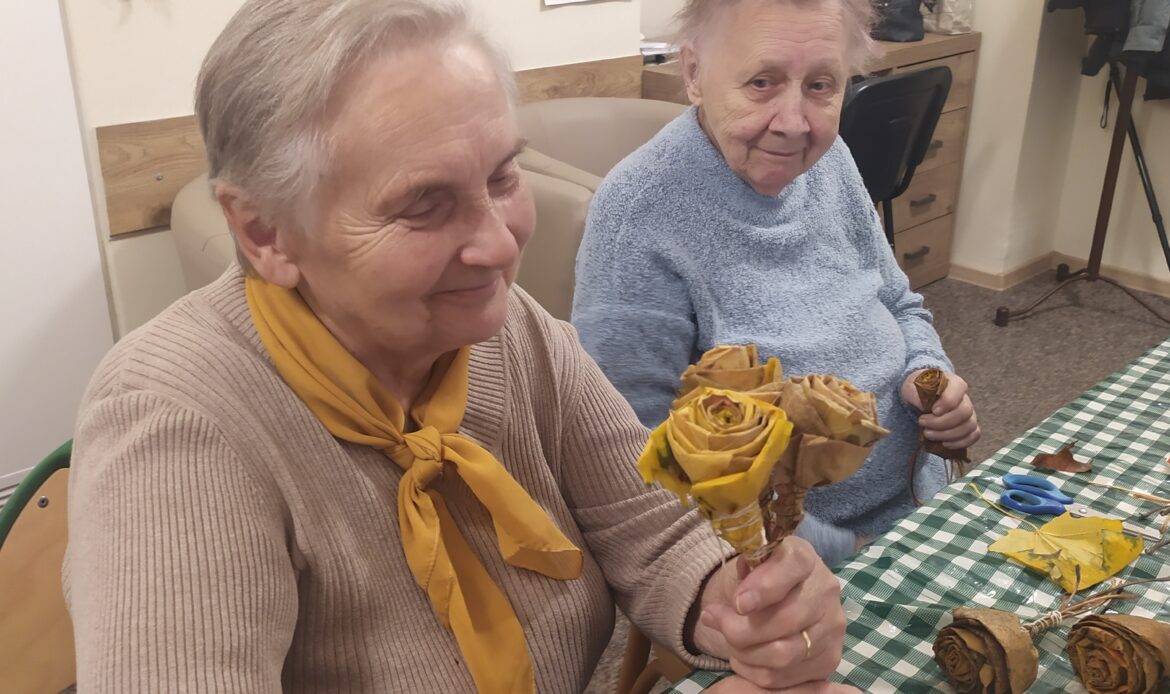 Seniorki chętnie prezentują róże z liści, efekt swojej pracy.
