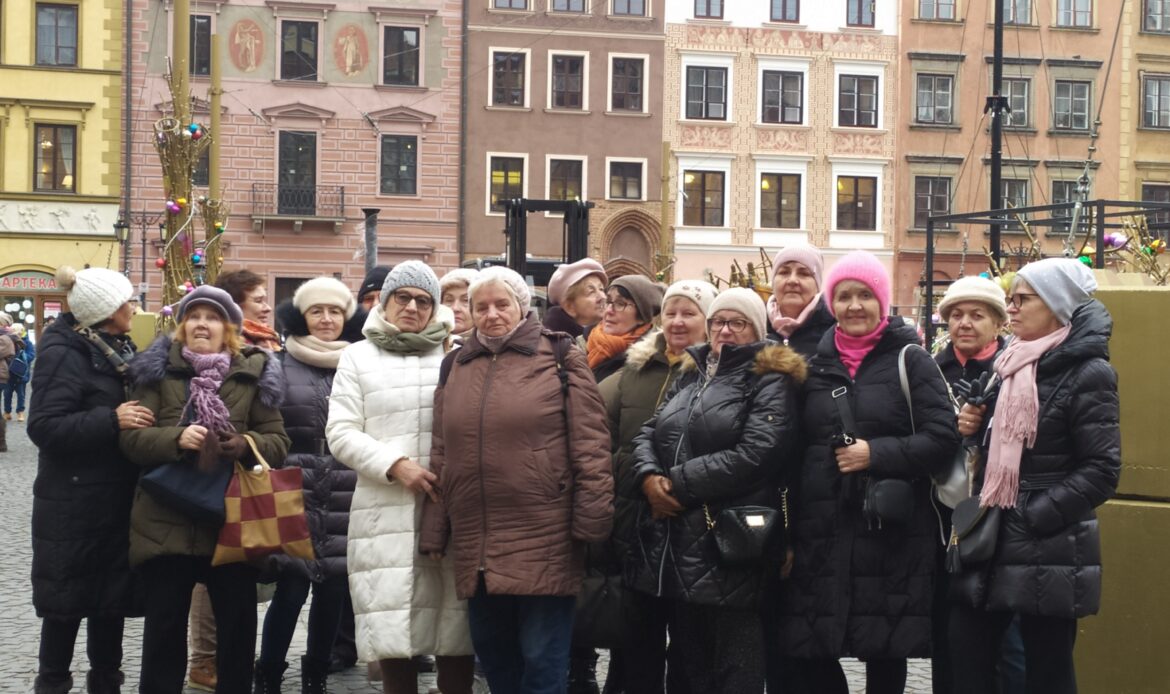 Grupa seniorów na warszawskiej starówce.