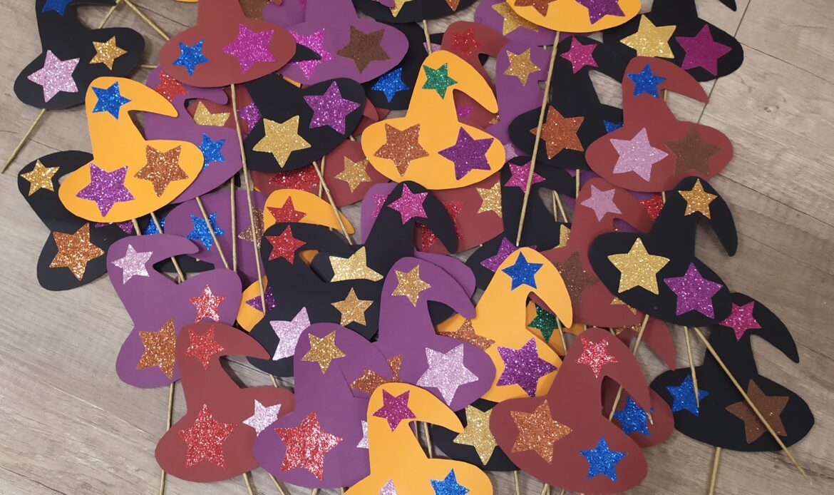 Andrzejkowe czapeczki na patyku.