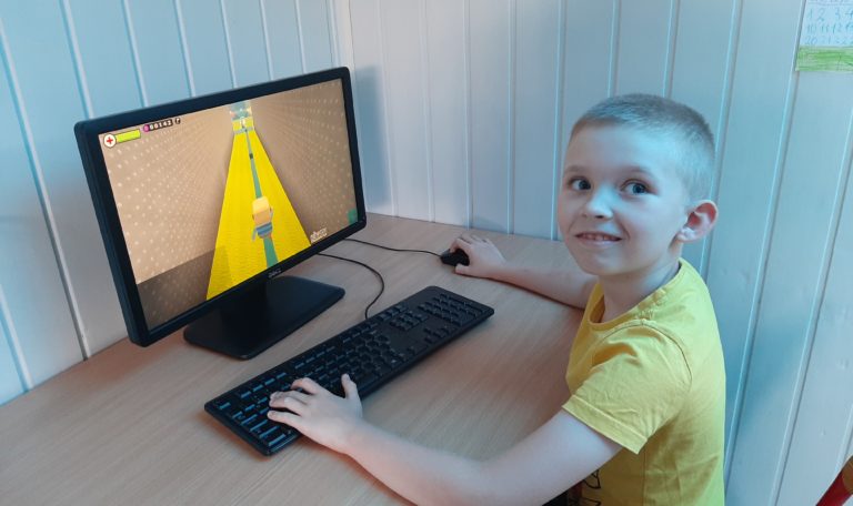 chłopiec grający w grę komputerową