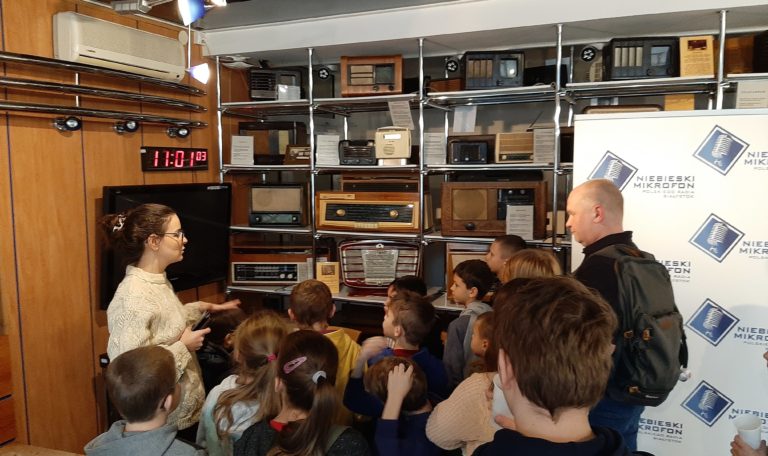 dzieci zwiedzają radio