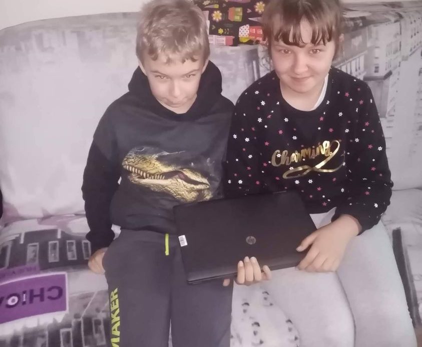 rodzeństwo z otrzymanym komputerem