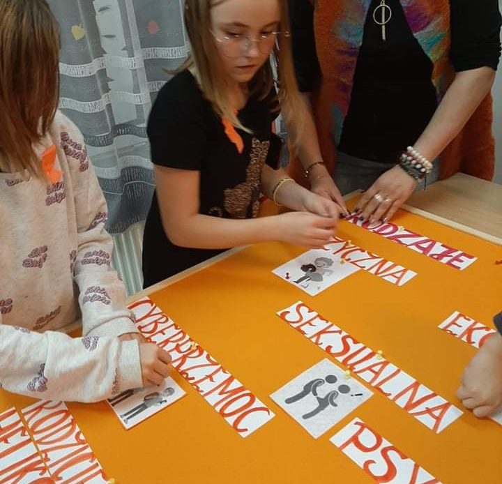 dzieci wykonują plakat