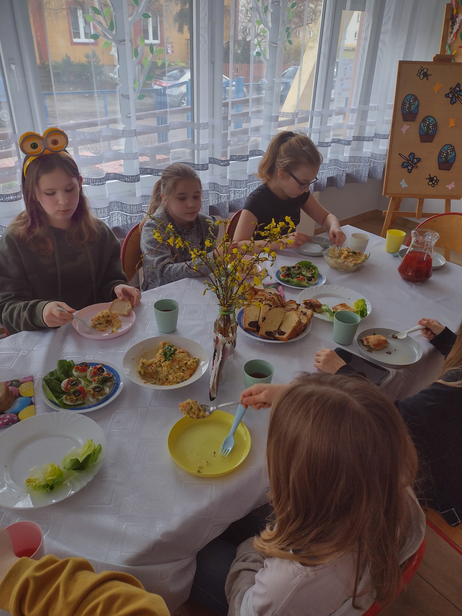 dzieci spożywają wielkanocne potrawy
