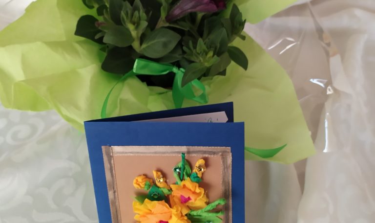 pocztówka i kwiaty