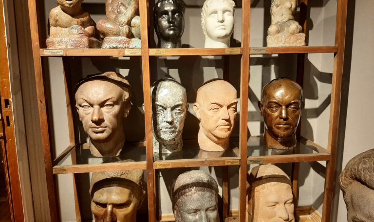 Rzeźby głów znanych osób