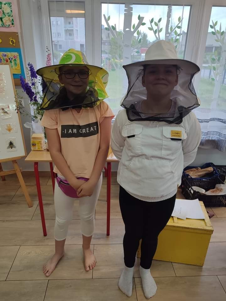 dzieci w stroju pszczelarza