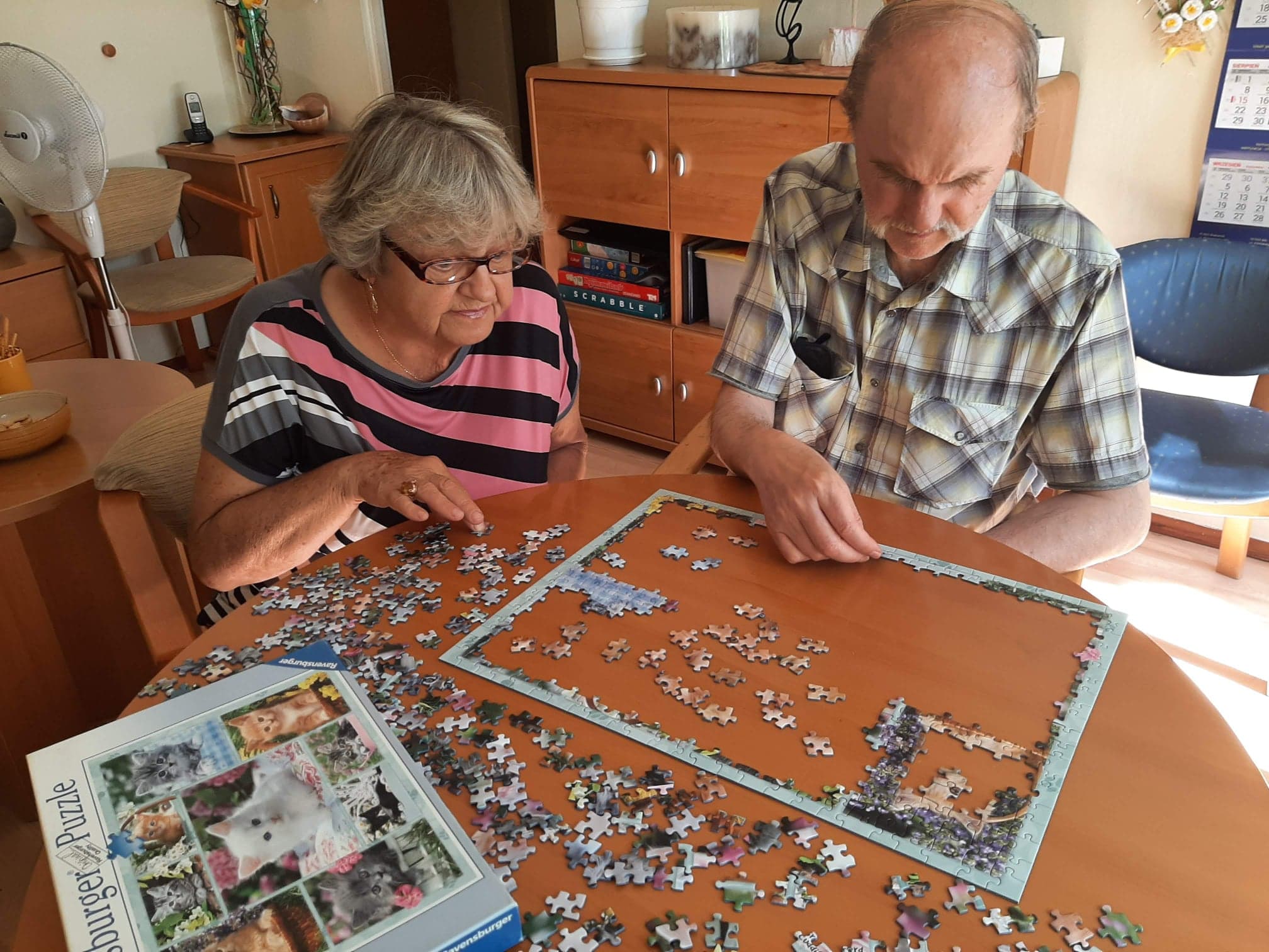 Dorośli układają puzzle