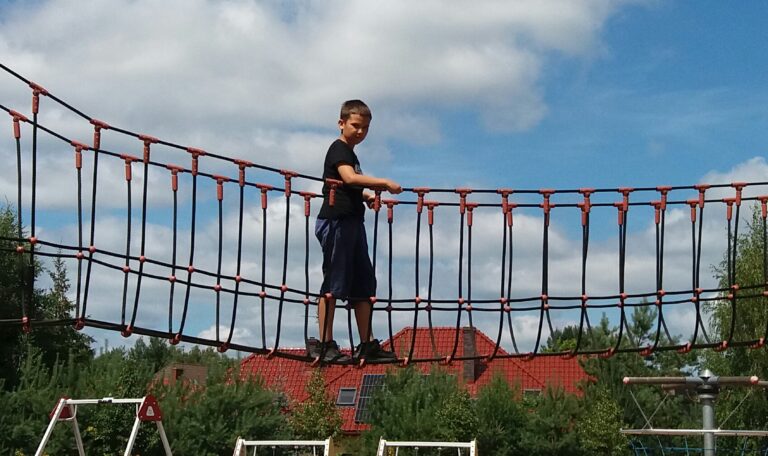 Chłopiec na mościelinowym na Placu Zabaw Jaroszówka