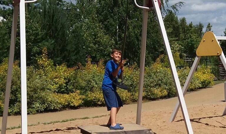 Chłopiec na tyrolce na Placu Zabaw Jaroszówka