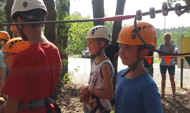 Chłopcy przygotowani do wspinaczki w Parku Linowym Jeroniki