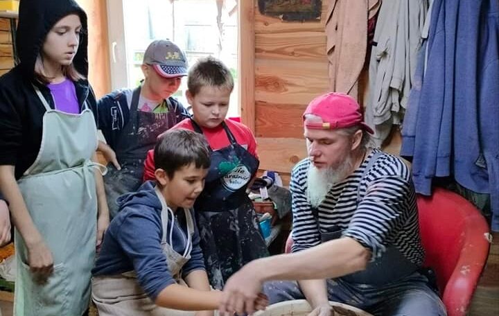 Dzieci w pracowni garncarza