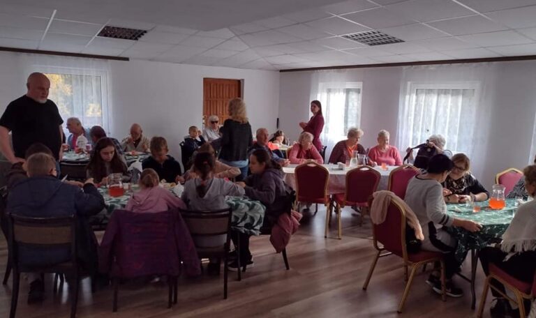 Dzieci i Seniorzy na obiedzie w Zajeżdzie Leśnym w Czarnej Białostockiej