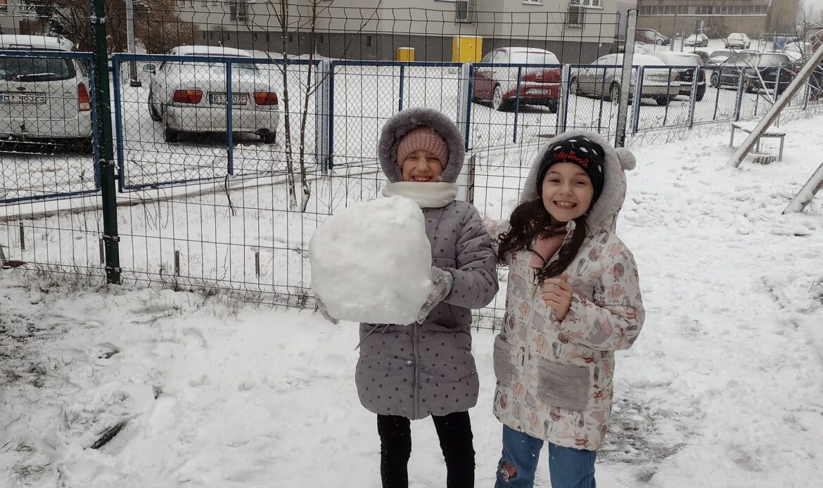 dziewczynki na śniegu