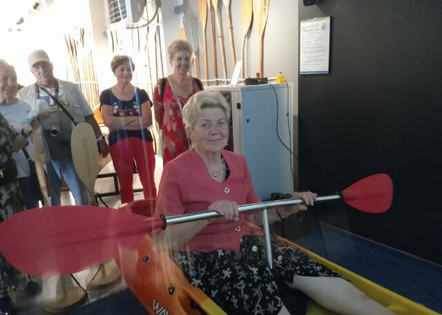 W Nadbużańskim Centrum Turystyki Kajakowej zobaczyliśmy zabytkowe kajaki i przetestowaliśmy symulatora pływania kajakiem. 