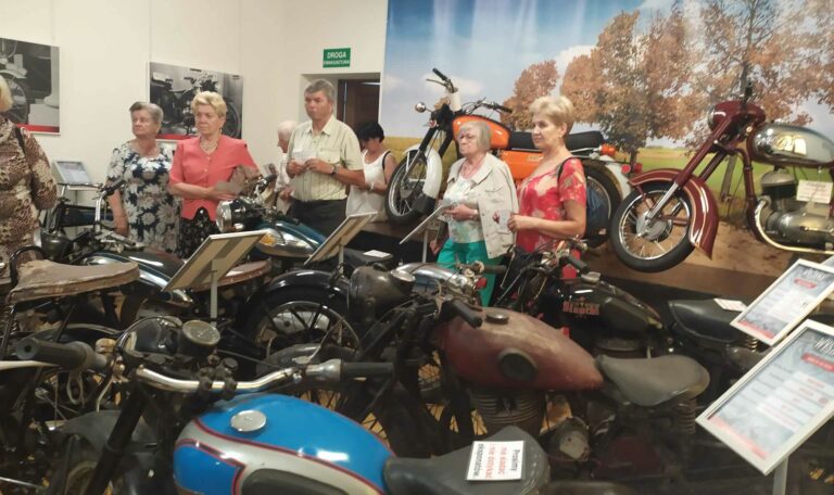 W Drohiczynie. Poznaliśmy historię miasta. Obeszliśmy wystawę motocykli, maszyn do szycia i starych telefonów.