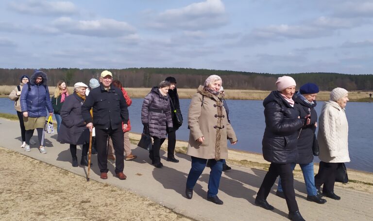 Spacer grupy osób wzdłuż rzeki Supraśl Bulwarami Wiktora Wołkowa.