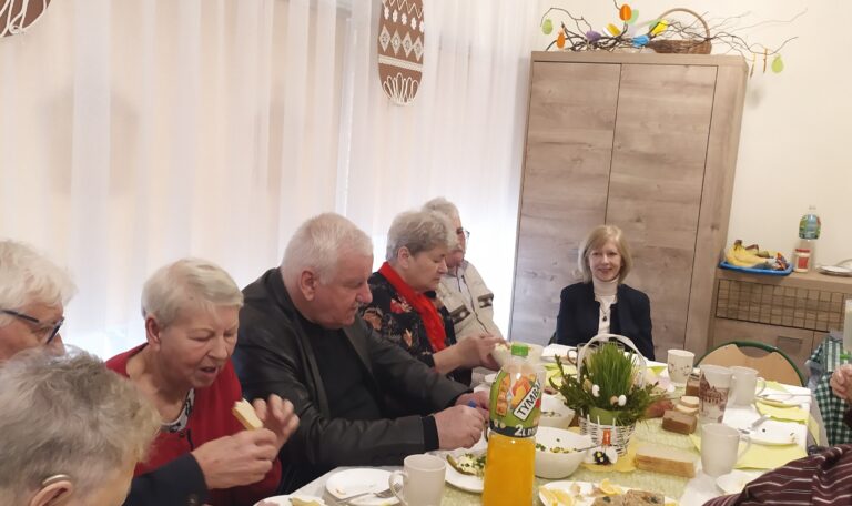 Seniorzy spożywają posiłek, u szczytu stołu siedzi Pani wice Dyrektor.