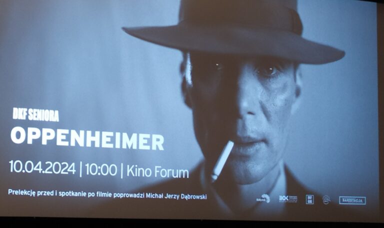 Plakat przedstawiający głównego bohatera w kapeluszu i z papierosem w ustach. Po lewej stronie opis wydarzenia.